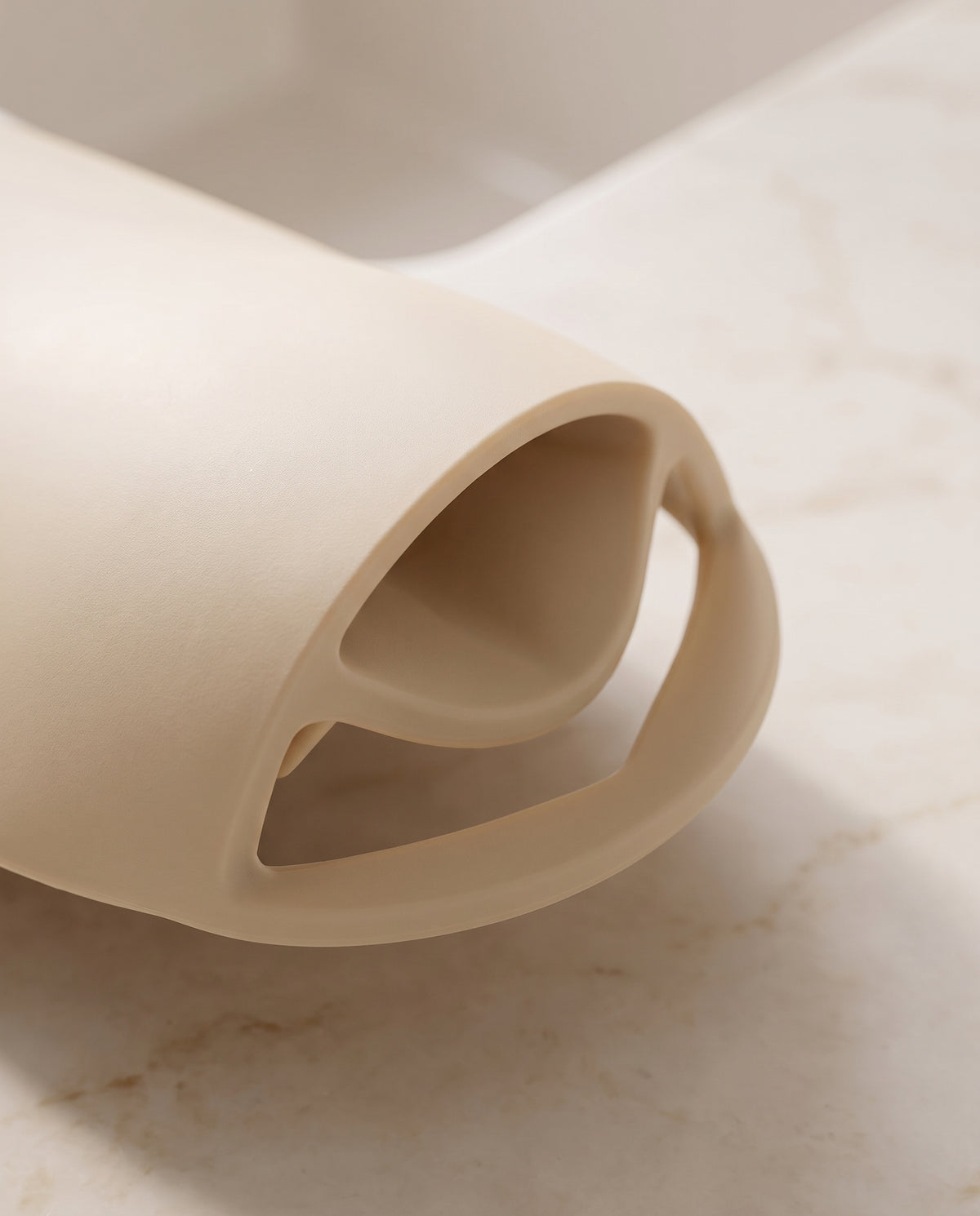 Extension de robinet en silicone souple pour lavage des mains, beige, rose ou gris - macro detail
