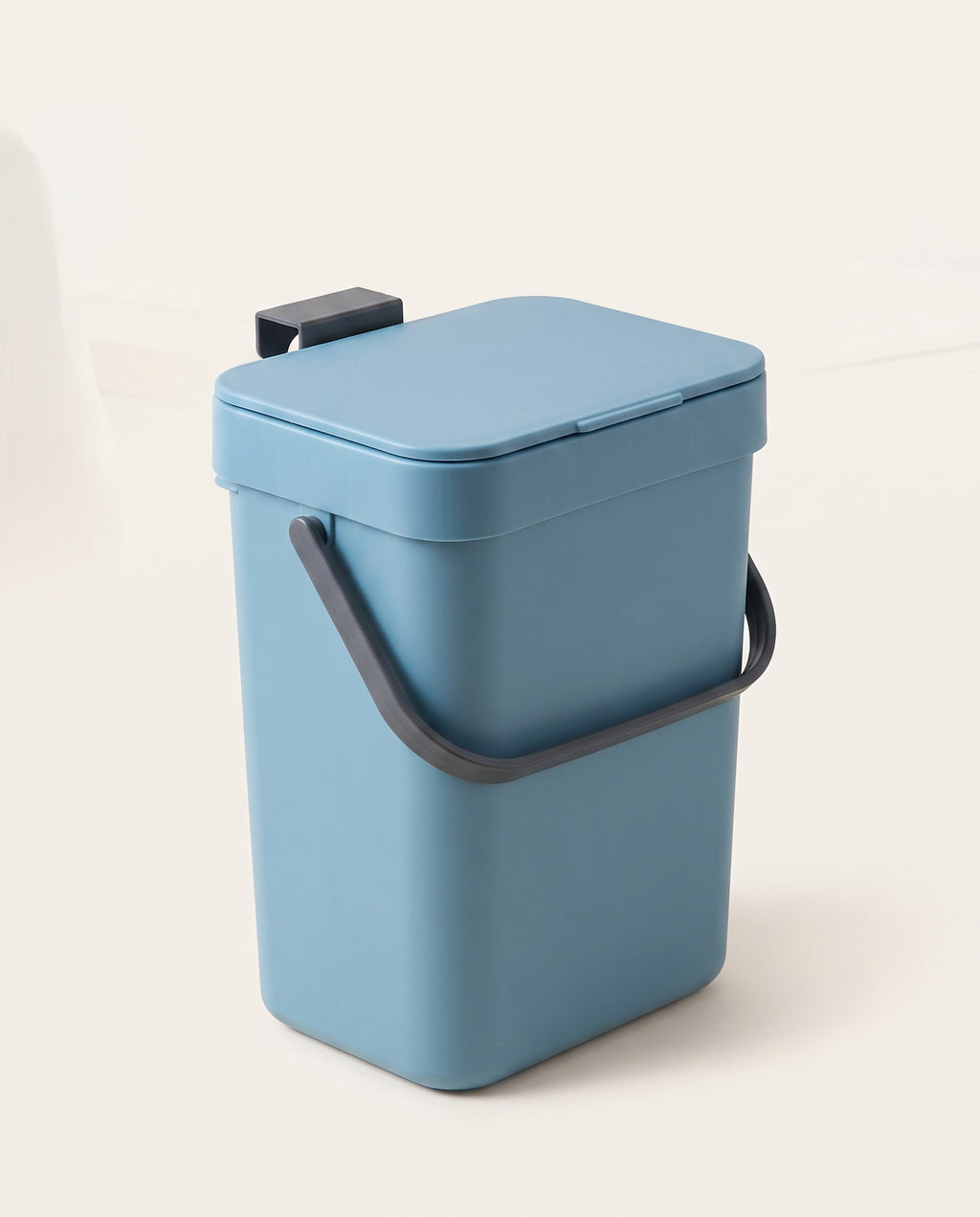 Poubelle suspendue en plastique avec couvercle - hero