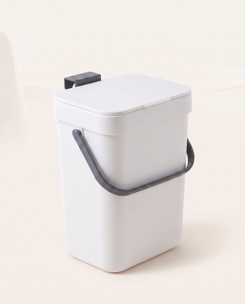 Poubelle suspendue en plastique avec couvercle - variant