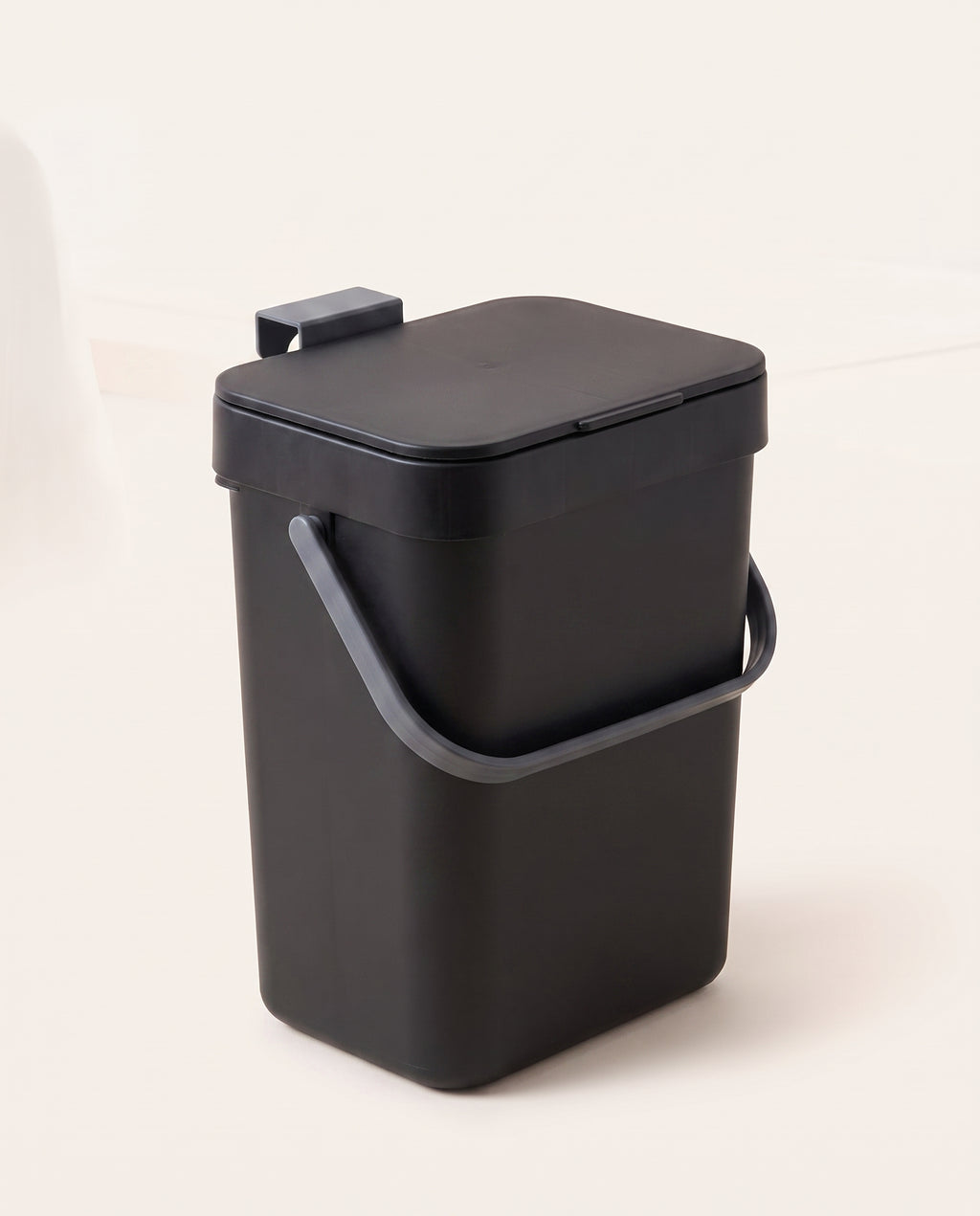 Poubelle suspendue en plastique avec couvercle - variant