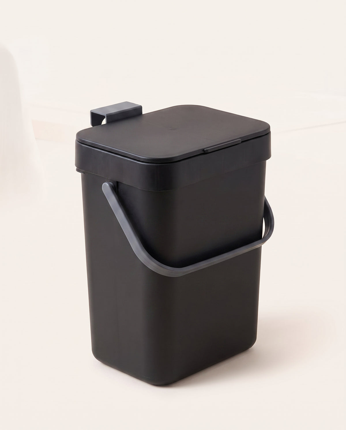 Poubelle suspendue en plastique avec couvercle - variant