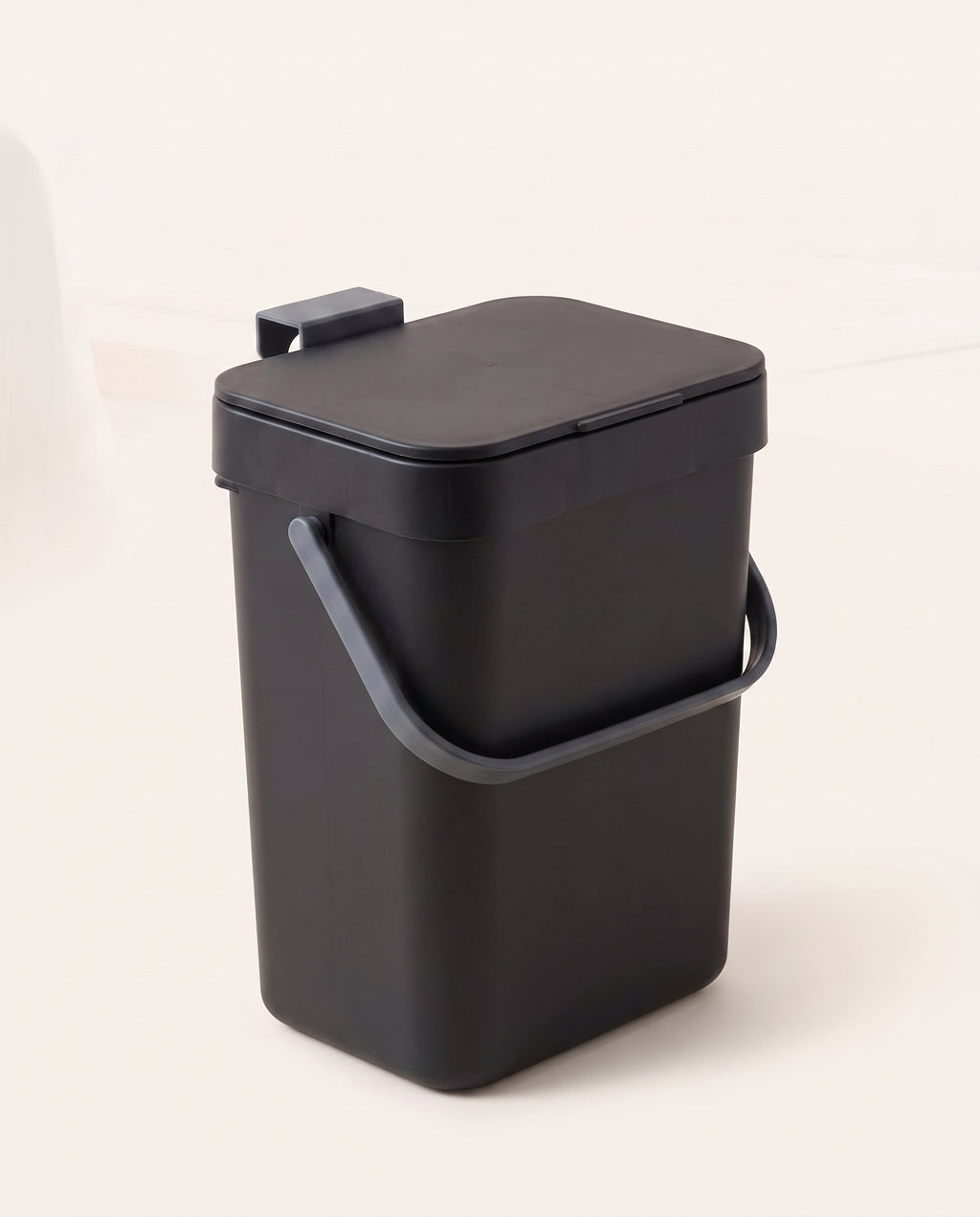 Poubelle suspendue en plastique avec couvercle - variant