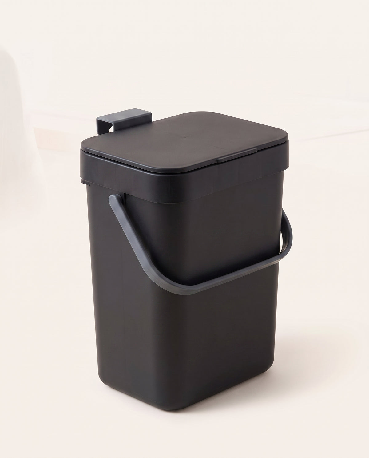 Poubelle suspendue en plastique avec couvercle - variant
